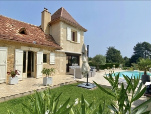 Stunning Property wIth Lovely Pool in Great Location