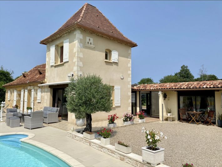 Stunning Property wIth Lovely Pool in Great Location