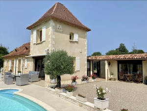 Stunning Property wIth Lovely Pool in Great Location