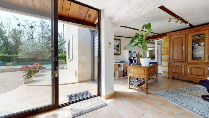Stunning Property wIth Lovely Pool in Great Location
