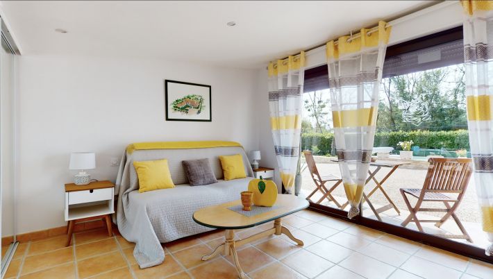 Stunning Property wIth Lovely Pool in Great Location