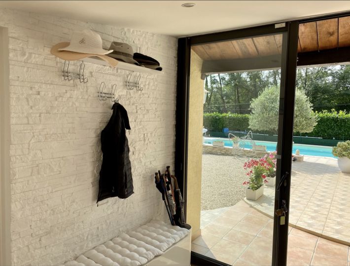 Stunning Property wIth Lovely Pool in Great Location
