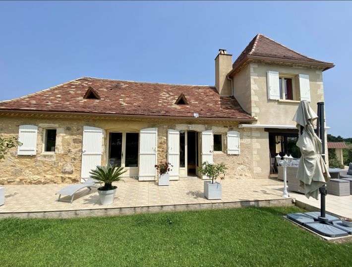 Stunning Property wIth Lovely Pool in Great Location