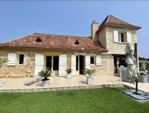 Stunning Property wIth Lovely Pool in Great Location