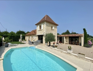 Stunning Property wIth Lovely Pool in Great Location
