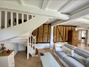 Stunning Property wIth Lovely Pool in Great Location