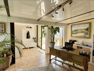 Stunning Property wIth Lovely Pool in Great Location