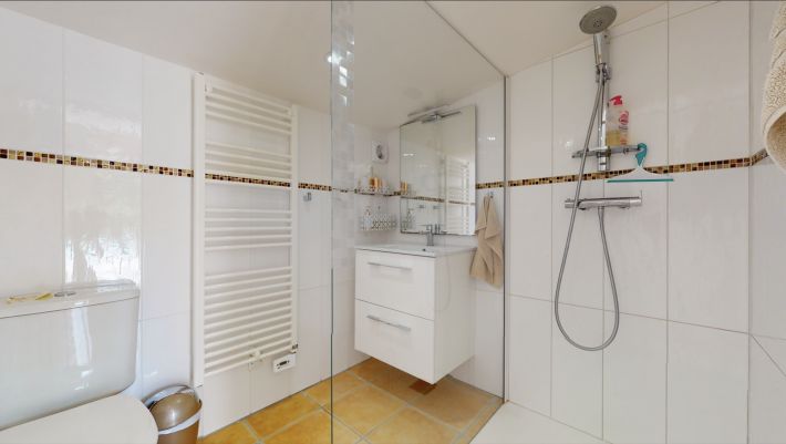 Stunning Property wIth Lovely Pool in Great Location