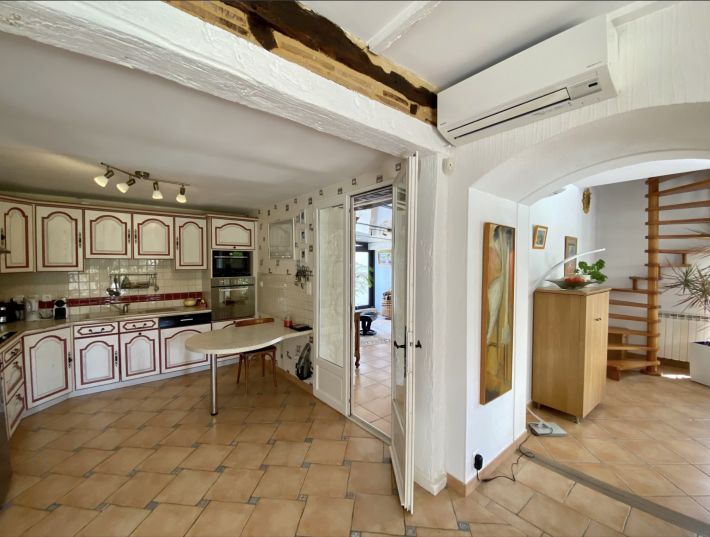 Stunning Property wIth Lovely Pool in Great Location