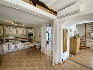 Stunning Property wIth Lovely Pool in Great Location