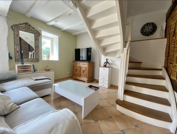 Stunning Property wIth Lovely Pool in Great Location