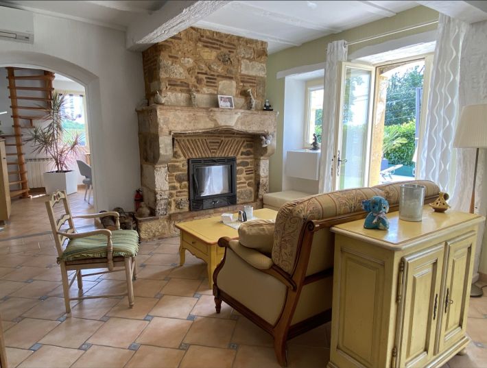 Stunning Property wIth Lovely Pool in Great Location