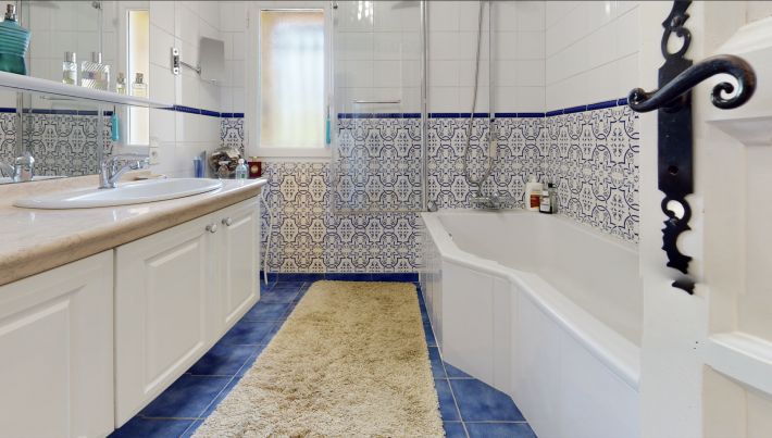 Stunning Property wIth Lovely Pool in Great Location