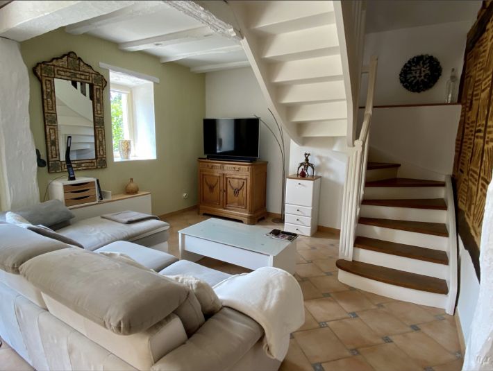 Stunning Property wIth Lovely Pool in Great Location