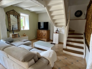 Stunning Property wIth Lovely Pool in Great Location