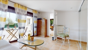 Stunning Property wIth Lovely Pool in Great Location