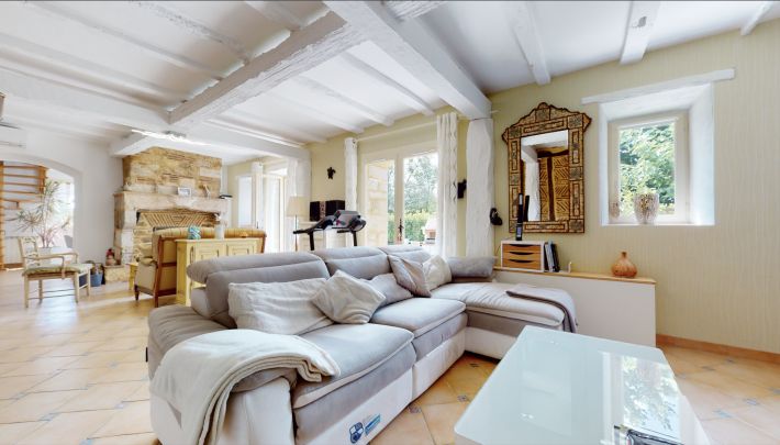 Stunning Property wIth Lovely Pool in Great Location