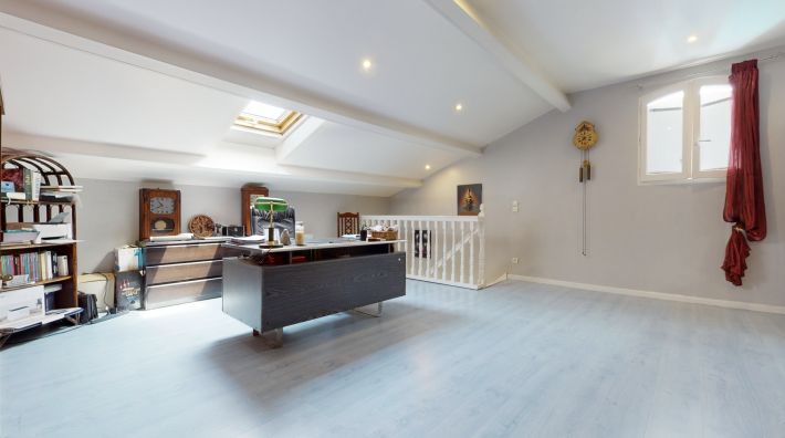 Contemporary Detached House with Swimming Pool