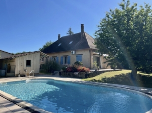 Detached Country House with Swimming Pool