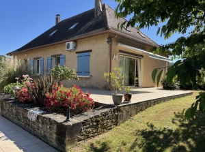 Detached Country House with Swimming Pool