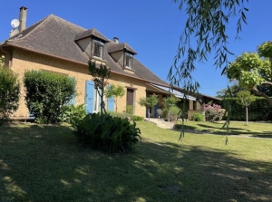Detached Country House with Swimming Pool