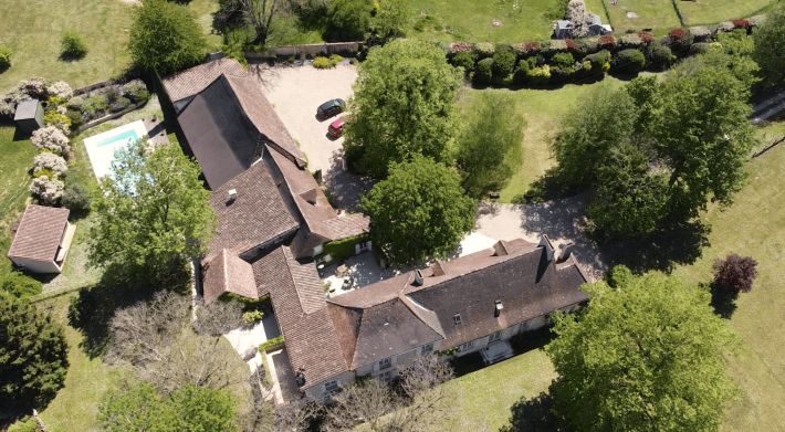 Manor House with Swimming Pool in Parkland Gardens