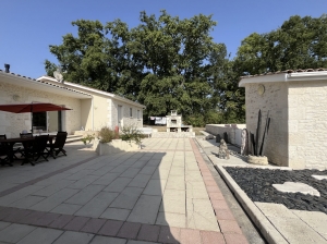 Contemporary Detached House with Pool