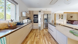 Contemporary Detached House with Pool