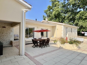 Contemporary Detached House with Pool
