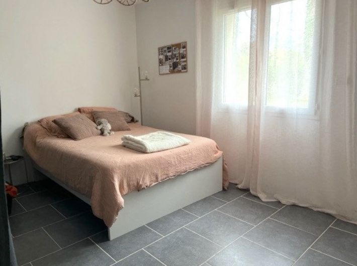 Contemporary Detached House with Pool