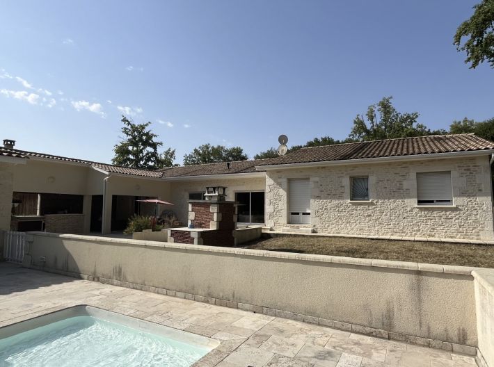 Contemporary Detached House with Pool