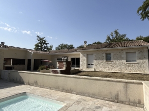 Contemporary Detached House with Pool