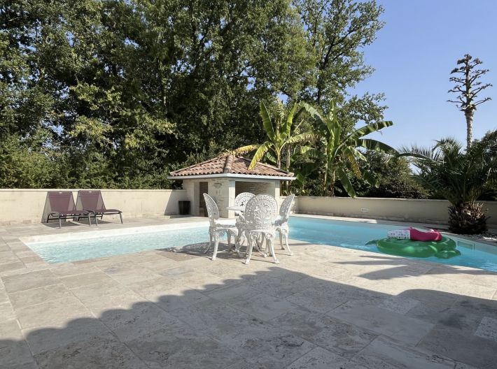 Contemporary Detached House with Pool