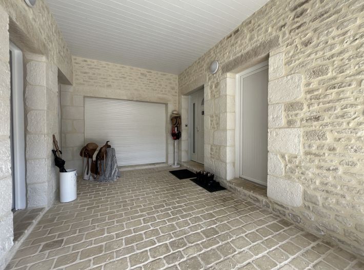 Contemporary Detached House with Pool