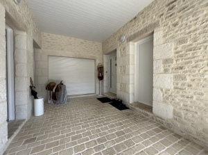 Contemporary Detached House with Pool