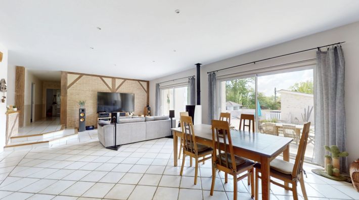 Contemporary Detached House with Pool