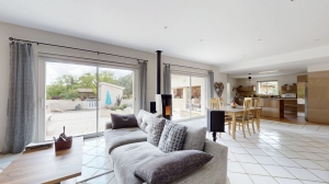 Contemporary Detached House with Pool