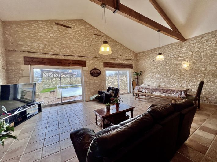 Main House with Guest Gite, Swimming Pool and Land