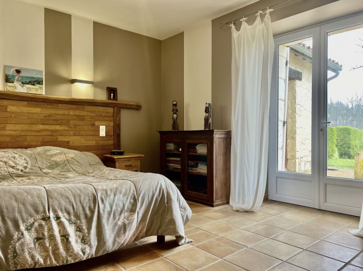Main House with Guest Gite, Swimming Pool and Land
