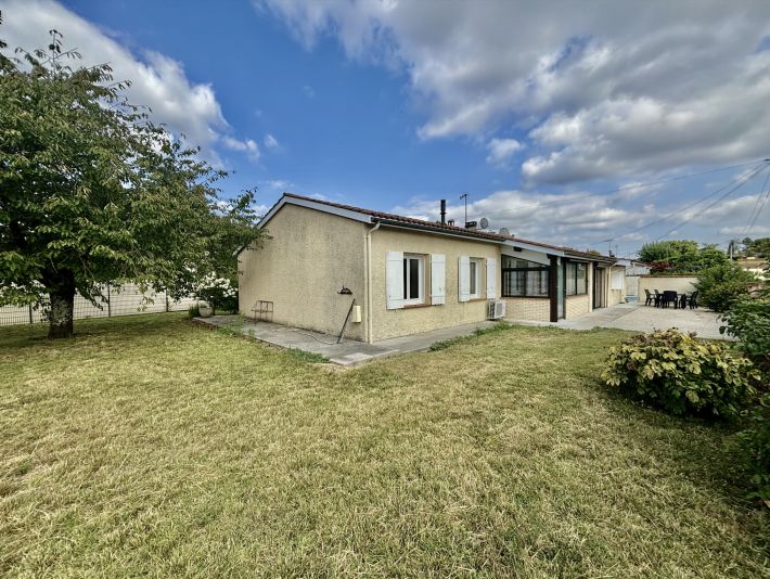 Detached House with Pool in Lovely Garden