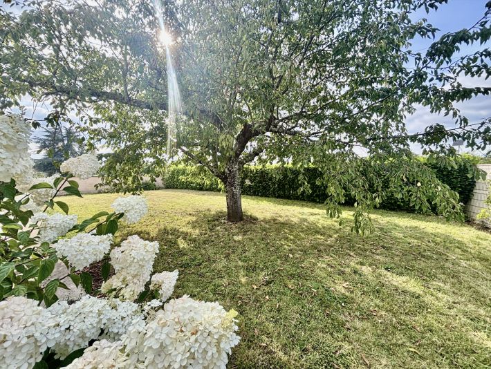Detached House with Pool in Lovely Garden