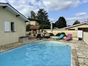 Detached House with Pool in Lovely Garden