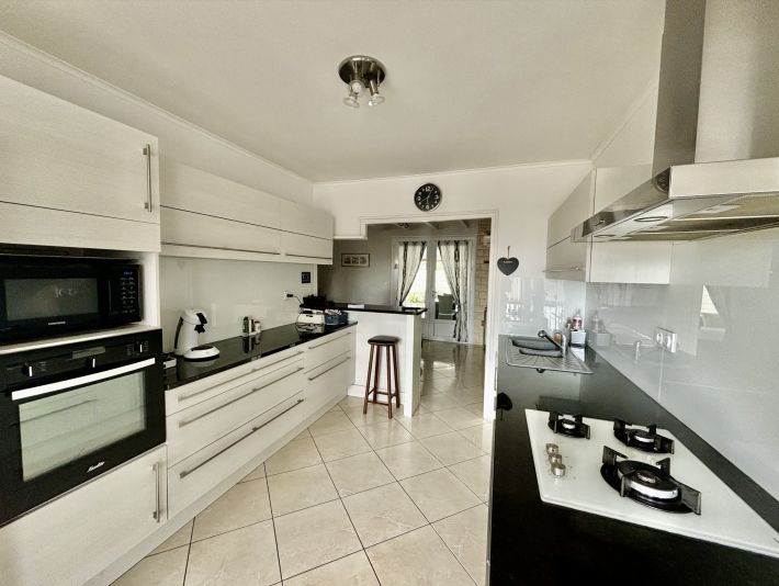 Detached House with Pool in Lovely Garden