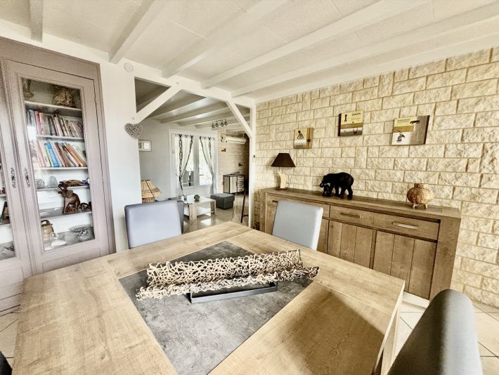 Detached House with Pool in Lovely Garden