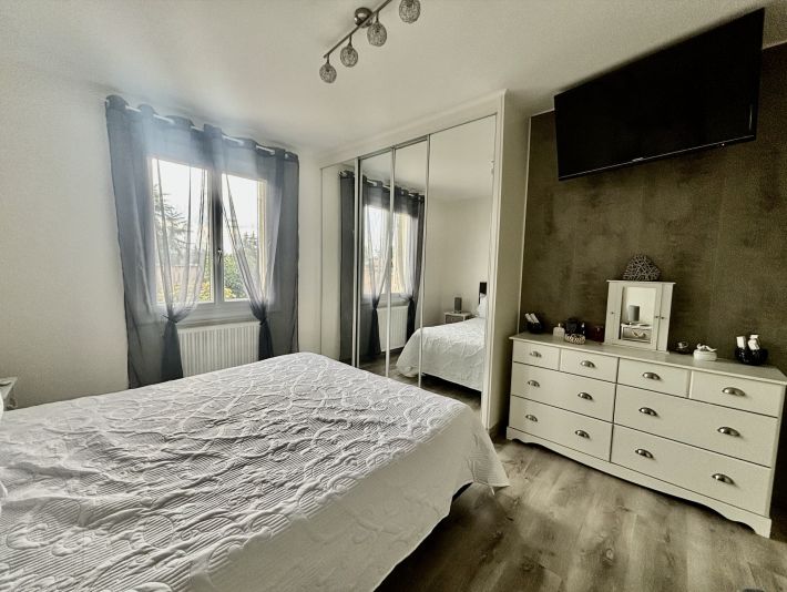 Detached House with Pool in Lovely Garden