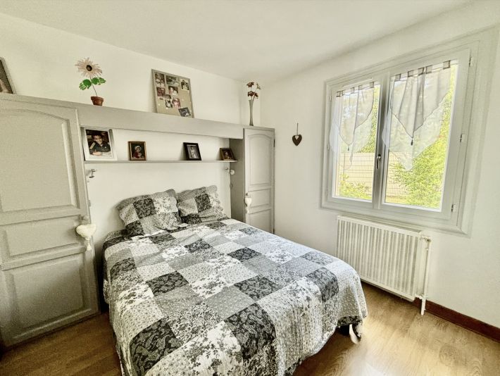 Detached House with Pool in Lovely Garden