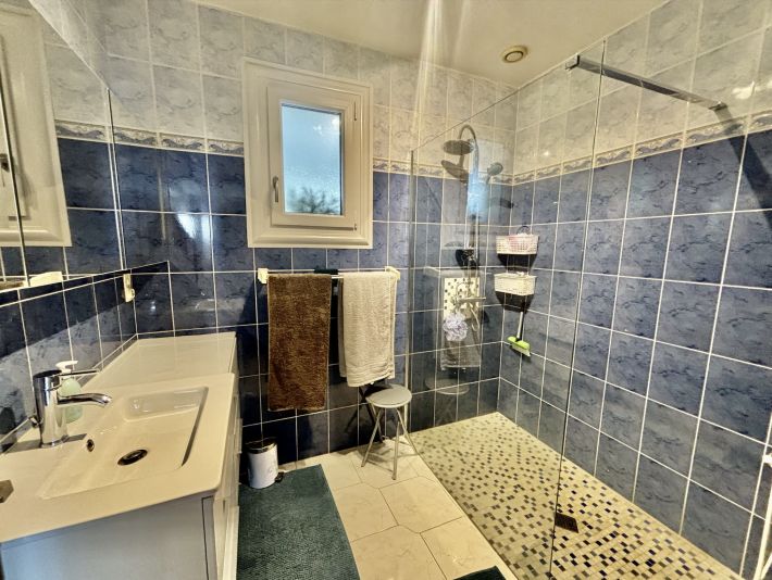 Detached House with Pool in Lovely Garden