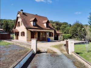 Detached Country House with Swimming Pool and Landscaped Garden