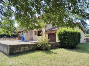 Detached Country House with Swimming Pool and Landscaped Garden