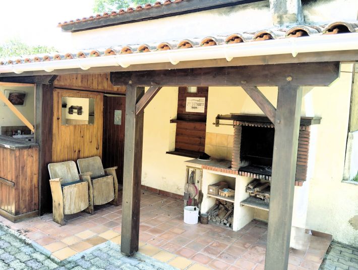 Detached Country House with Swimming Pool and Landscaped Garden